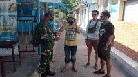 ANGGOTA TNI memberi edukasi prokes kepada pengunjung di kawasan Pantai Sanur wilayah Desa Sanur Kaja, Kota Denpasar, Senin (2/11/2020) pagi. Foto: ist ANGGOTA TNI memberi edukasi prokes kepada pengunjung di kawasan Pantai Sanur wilayah Desa Sanur Kaja, Kota Denpasar, Senin (2/11/2020) pagi. Foto: ist
