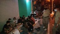 PETUGAS Satpol PP saat membubarkan kerumunan di Jalan Tari, Kelurahan Tonja, Denpasar, Senin (9/11/2020) malam. Foto: ist