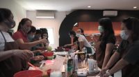 PELATIHAN barista, tata rias, dan bakery yang digelar Dinas Koperasi, UKM dan Perdagangan Kabupaten Badung di Bali Pastry College, Denpasar. Foto: ist PELATIHAN barista, tata rias, dan bakery yang digelar Dinas Koperasi, UKM dan Perdagangan Kabupaten Badung di Bali Pastry College, Denpasar. Foto: ist