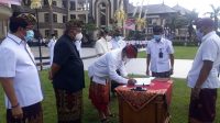 Pjs. Bupati Badung, Ketut Lihadnyana, menandatangani dana hibah pariwisata serangkaian Peringatan Hari Jadi Kota Mangupura ke-11 di Puspem Badung, Senin (16/11/2020). Foto: ist Pjs. Bupati Badung, Ketut Lihadnyana, menandatangani dana hibah pariwisata serangkaian Peringatan Hari Jadi Kota Mangupura ke-11 di Puspem Badung, Senin (16/11/2020). Foto: ist