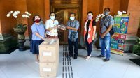 PENERIMAAN bantuan pelindung wajah dari PT Tower Bersama Infrastruktur Tbk kepada Pemkot Denpasar, Senin (16/11/2020). Foto: ist PENERIMAAN bantuan pelindung wajah dari PT Tower Bersama Infrastruktur Tbk kepada Pemkot Denpasar, Senin (16/11/2020). Foto: ist