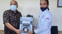 DHIMAS Drissen selaku Founder TRB Creative (kanan) menyerahkan alat Ozone Generator kepada pihak Kantor P3E Bali Nusra KLHK di Denpasar, Senin (16/11/2020). Foto: ist DHIMAS Drissen selaku Founder TRB Creative (kanan) menyerahkan alat Ozone Generator kepada pihak Kantor P3E Bali Nusra KLHK di Denpasar, Senin (16/11/2020). Foto: ist