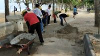 SEJUMLAH pekerja sedang merapikan pasir pada akses jalan setapak di Pantai Kuta. Foto: ist SEJUMLAH pekerja sedang merapikan pasir pada akses jalan setapak di Pantai Kuta. Foto: ist