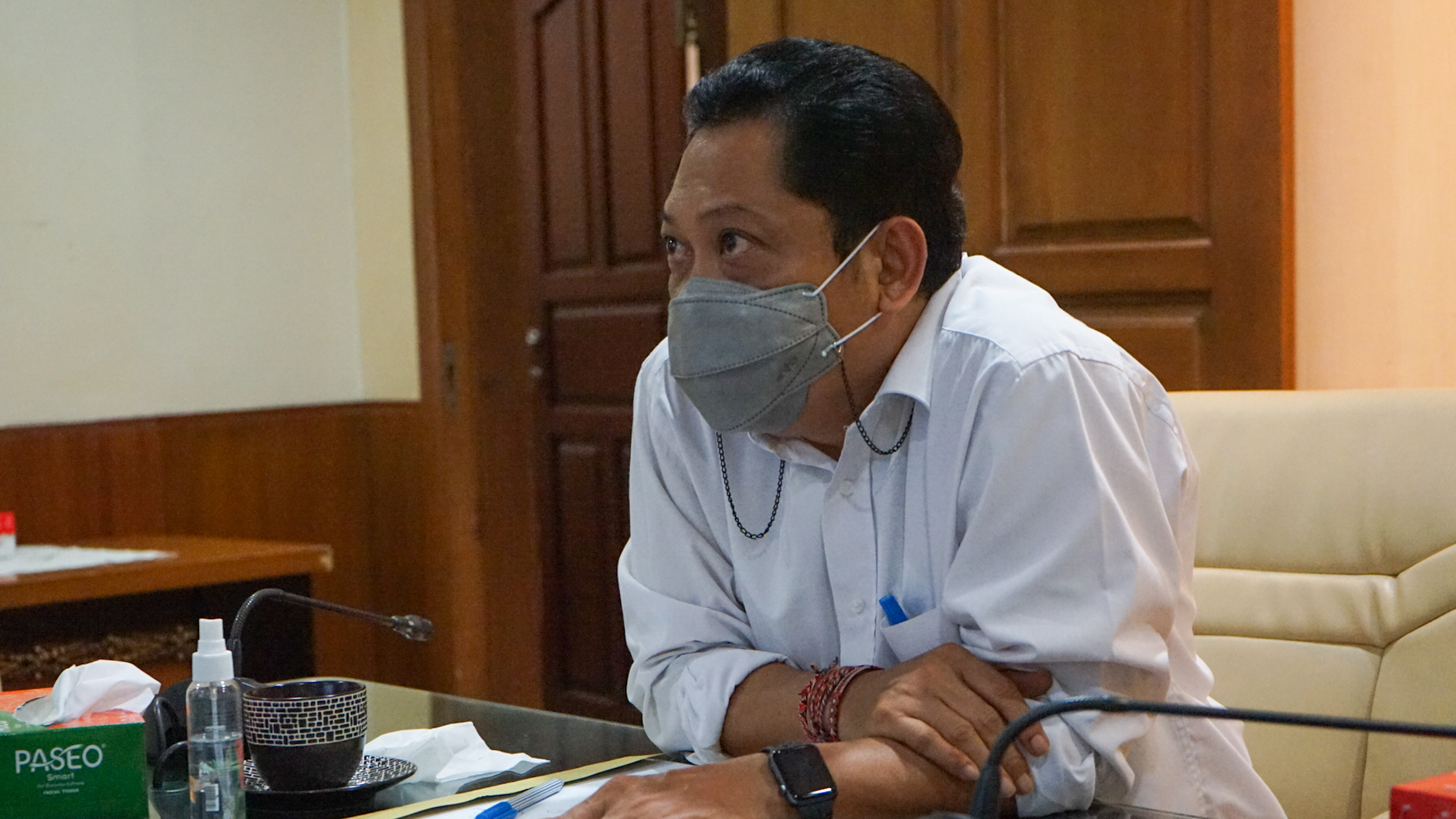 WALI KOTA Denpasar, IB Rai Dharmawijaya Mantra, saat memimpin Rapat Evaluasi Penanganan Covid-19 Kota Denpasar pada Jumat (20/11/2020). Foto: ist