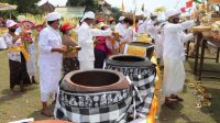 UPACARA pemahayu jagat, medasar tawur balik sumpah madya lan mapekelem di Pantai Seseh, Desa Adat Seseh, Kecamatan Mengwi, bertepatan dengan Buda Kliwon Matal, Rabu (25/11/2020). Foto: ist UPACARA pemahayu jagat, medasar tawur balik sumpah madya lan mapekelem di Pantai Seseh, Desa Adat Seseh, Kecamatan Mengwi, bertepatan dengan Buda Kliwon Matal, Rabu (25/11/2020). Foto: ist