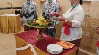 PERINGATAN HGN dan HUT ke-75 PGRI di SMK PGRI 5 Denpasar, Rabu (25/11), dirangkai dengan perayaan HUT ke-16 SMK PGRI 5 Denpasar ditandai dengan pemotongan tumpeng oleh Kasek Ketut Nuka. Foto: ist PERINGATAN HGN dan HUT ke-75 PGRI di SMK PGRI 5 Denpasar, Rabu (25/11), dirangkai dengan perayaan HUT ke-16 SMK PGRI 5 Denpasar ditandai dengan pemotongan tumpeng oleh Kasek Ketut Nuka. Foto: ist