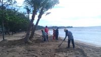 SEJUMLAH pekerja meratakan pasir yang ditata di Pantai Kuta. Foto: ist SEJUMLAH pekerja meratakan pasir yang ditata di Pantai Kuta. Foto: ist