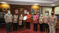 KETUA DPRD Badung, I Putu Parwata, saat menyerahkan bantuan kepada lansia jemaat Betlehem Untal-Untal, di ruang kerjanya, Jumat (27/11/2020). Foto: ist KETUA DPRD Badung, I Putu Parwata, saat menyerahkan bantuan kepada lansia jemaat Betlehem Untal-Untal, di ruang kerjanya, Jumat (27/11/2020). Foto: ist