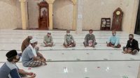 USMAN Atapukan (ketiga dari kanan) saat berbincang dengan umat Islam di Mushola Nurul Hikmah, Jl. Tibung Sari, Desa Dalung, Kecamatan Kuta Utara, Badung. Foto: ist USMAN Atapukan (ketiga dari kanan) saat berbincang dengan umat Islam di Mushola Nurul Hikmah, Jl. Tibung Sari, Desa Dalung, Kecamatan Kuta Utara, Badung. Foto: ist
