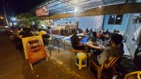 SATPOL PP Kota Denpasar saat penertiban kafe lantaran tidak mengindahkan penerapan protokol kesehatan pada Sabtu (28/11/2020). Foto: ist SATPOL PP Kota Denpasar saat penertiban kafe lantaran tidak mengindahkan penerapan protokol kesehatan pada Sabtu (28/11/2020). Foto: ist