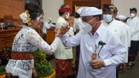 Pj. Sekda Kota Denpasar, I Made Toya, saat mengucapkan selamat atas dilantiknya Luh Putu Mamas Lestari dan Cintya Febriani sebagai PAW Anggota DPRD Kota Denpasar periode sisa masa jabatan 2019-2024 pada Senin (30/11/2020). Foto: ist Pj. Sekda Kota Denpasar, I Made Toya, saat mengucapkan selamat atas dilantiknya Luh Putu Mamas Lestari dan Cintya Febriani sebagai PAW Anggota DPRD Kota Denpasar periode sisa masa jabatan 2019-2024 pada Senin (30/11/2020). Foto: ist