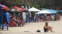 POTRET para turis asing di Pantai Kuta, Bali. Wagub Bali, Tjokorda Oka Artha Ardana Sukawati (Cok Ace), menegaskan, 1 Desember 2020, pariwisata untuk mancanegara belum bisa dibuka. Foto: ist POTRET para turis asing di Pantai Kuta, Bali. Wagub Bali, Tjokorda Oka Artha Ardana Sukawati (Cok Ace), menegaskan, 1 Desember 2020, pariwisata untuk mancanegara belum bisa dibuka. Foto: ist