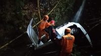 PETUGAS Basarnas Bali melakukan evakuasi mobil yang terperosok jurang sedalam 10 meter di Desa Kekeran, Kecamatan Busungbiu, Buleleng, Rabu (11/11/2020) malam. Kejadian itu merenggut satu penumpang tewaa, dan enam orang selamat. PETUGAS Basarnas Bali melakukan evakuasi mobil yang terperosok jurang sedalam 10 meter di Desa Kekeran, Kecamatan Busungbiu, Buleleng, Rabu (11/11/2020) malam. Kejadian itu merenggut satu penumpang tewaa, dan enam orang selamat.