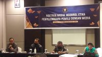 20201120_203815 ANGGOTA DKPP, Alfitra Salamm (kiri), saat menjadi pembicara pada diskusi “Ngetren Media DKPP”. Foto: fahrul