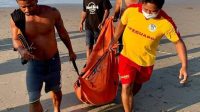 PETUGAS mengevakuasi korban yang terseret arus di Pantai Batu Belig, Kuta Utara, yang ditemukan meninggal dunia, Jumat (11/6/2020). PETUGAS mengevakuasi korban yang terseret arus di Pantai Batu Belig, Kuta Utara, yang ditemukan meninggal dunia, Jumat (11/6/2020).