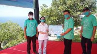 BUPATI Klungkung, I Nyoman Suwirta, menyerahkan stimulus dana hibah ke pelaku pariwisata di Objek Wisata Klingking, Desa Bunga Mekar, Nusa Penida, Sabtu (28/11/2020). Foto: ist BUPATI Klungkung, I Nyoman Suwirta, menyerahkan stimulus dana hibah ke pelaku pariwisata di Objek Wisata Klingking, Desa Bunga Mekar, Nusa Penida, Sabtu (28/11/2020). Foto: ist