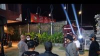 APARAT Desa Padangsambian Klod, Denpasar Barat saat mendatangi restoran yang memasang lampu moving beam pada Senin (23/11/2020) malam. Foto: ist APARAT Desa Padangsambian Klod, Denpasar Barat saat mendatangi restoran yang memasang lampu moving beam pada Senin (23/11/2020) malam. Foto: ist