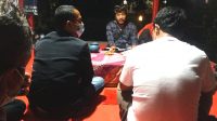 PEMILIK akun Agung Maub di Facebook, Arya Asmara Putra (pakai udeng), usai menghadap Ida Cokorda Anglurah Tabanan, di Puri Agung Tabanan, Selasa (24/11/2020) malam. Foto: ist PEMILIK akun Agung Maub di Facebook, Arya Asmara Putra (pakai udeng), usai menghadap Ida Cokorda Anglurah Tabanan, di Puri Agung Tabanan, Selasa (24/11/2020) malam. Foto: ist