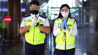 PETUGAS PT AP I BIL berpakaian standar prokes Covid-19 yang setiap hari bertugas di semua akses pintu masuk dan keluar di Bandara Lombok. Foto: ist PETUGAS PT AP I BIL berpakaian standar prokes Covid-19 yang setiap hari bertugas di semua akses pintu masuk dan keluar di Bandara Lombok. Foto: ist