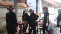 PETUGAS Bank Sampah Luwu Mas, Banjar Mas, Desa Sayan, Ubud mengumpulkan sampah yang dibawa warga. Foto: adi PETUGAS Bank Sampah Luwu Mas, Banjar Mas, Desa Sayan, Ubud mengumpulkan sampah yang dibawa warga. Foto: adi
