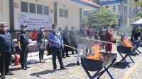 PETUGAS Bea Cukai Ngurah Rai memusnahkan Barang Milik Negara senilai belasan juta. Foto: ist PETUGAS Bea Cukai Ngurah Rai memusnahkan Barang Milik Negara senilai belasan juta. Foto: ist