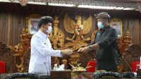 KETUA DPRD Klungkung, Agung Gde Anom, memimpin penandatanganan berita acara persetujuan bersama Ranperda APBD 2021, Rabu (25/11/2020). Foto: ist KETUA DPRD Klungkung, Agung Gde Anom, memimpin penandatanganan berita acara persetujuan bersama Ranperda APBD 2021, Rabu (25/11/2020). Foto: ist
