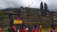 BPBD Karangasem memasang papan imbauan tentang larangan pendakian melewati radius dua kilometer zona rawan bencana erupsi Gunung Agung, Rabu (11/11/2020). Foto: nad BPBD Karangasem memasang papan imbauan tentang larangan pendakian melewati radius dua kilometer zona rawan bencana erupsi Gunung Agung, Rabu (11/11/2020). Foto: nad