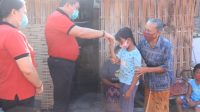 BUPATI Artha saat mengunjungi warganya yang sakit, Jumat (13/11/2020). Foto: man BUPATI Artha saat mengunjungi warganya yang sakit, Jumat (13/11/2020). Foto: man