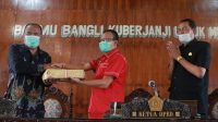 BUPATI Bangli, Made Gianya, menyerahkan RAPBD 2021 diterima Ketua DPRD untuk dibahas. Foto: ist BUPATI Bangli, Made Gianya, menyerahkan RAPBD 2021 diterima Ketua DPRD untuk dibahas. Foto: ist