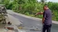 BUPATI mengecek banjir di Jalan Bypass IB Mantra wilayah Keramas. Foto: ist BUPATI mengecek banjir di Jalan Bypass IB Mantra wilayah Keramas. Foto: ist