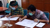 BUPATI Suwirta melakukan penandatanganan nota kesepakatan Optimalisasi Penyelenggaraan Sistem Penyediaan Air Minum Sea Water Reverse Osmosis Nusa Lembongan, Jumat (27/11/2020). Foto: ist BUPATI Suwirta melakukan penandatanganan nota kesepakatan Optimalisasi Penyelenggaraan Sistem Penyediaan Air Minum Sea Water Reverse Osmosis Nusa Lembongan, Jumat (27/11/2020). Foto: ist