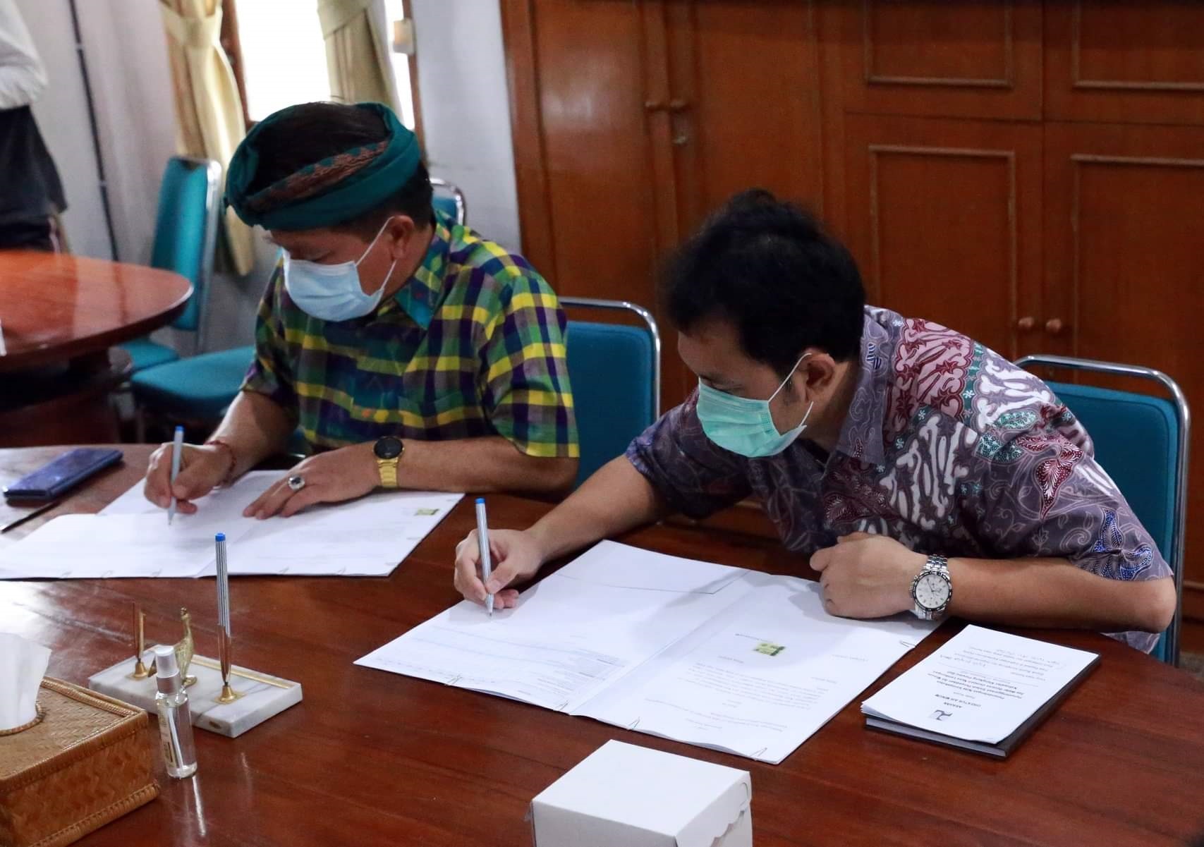 BUPATI Suwirta melakukan penandatanganan nota kesepakatan Optimalisasi Penyelenggaraan Sistem Penyediaan Air Minum Sea Water Reverse Osmosis Nusa Lembongan, Jumat (27/11/2020). Foto: ist