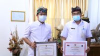 BUPATI Suwirta; didampingi Sekda Klungkung menerima penghargaan di ruang rapat kantor Bupati Klungkung, Kamis (12/11/2020). Foto: ist BUPATI Suwirta; didampingi Sekda Klungkung menerima penghargaan di ruang rapat kantor Bupati Klungkung, Kamis (12/11/2020). Foto: ist