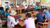 BUPATI Suwirta mengumpulkan petugas BWS Bali-Penida, UPT Guyangan, dan PDAM Klungkung di Nusa Penida, Minggu (22/11/2020). Foto: ist BUPATI Suwirta mengumpulkan petugas BWS Bali-Penida, UPT Guyangan, dan PDAM Klungkung di Nusa Penida, Minggu (22/11/2020). Foto: ist