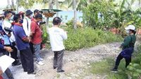 BUPATI Suwirta memantau kondisi jalan di Desa Sakti, Nusa Penida, Sabtu (7/11/2020) bersama Dinas PU. Foto: ist BUPATI Suwirta memantau kondisi jalan di Desa Sakti, Nusa Penida, Sabtu (7/11/2020) bersama Dinas PU. Foto: ist