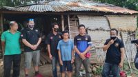 AKSI sosial dilakukan Yayasan English Corner dengan bantuan bedah rumah terhadap Putu Tenggut di Desa Sidetapa, Buleleng. Foto: ist AKSI sosial dilakukan Yayasan English Corner dengan bantuan bedah rumah terhadap Putu Tenggut di Desa Sidetapa, Buleleng. Foto: ist