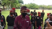 BENDESA Desa Adat Karangasem, I Wayan Bagiarta, diwawancarai saat datang ke Pengadilan Negeri Amlapura, Kamis (26/11/2020). Foto: ist BENDESA Desa Adat Karangasem, I Wayan Bagiarta, diwawancarai saat datang ke Pengadilan Negeri Amlapura, Kamis (26/11/2020). Foto: ist