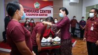 KETUA Dekranasda Gianyar, Surya Adnyani Mahayastra, membuka bimtek desain tenun dan pewarnaan bagi kelompok tenun Cacag Sari Bhakti Banjar Pesalakan, Desa Pejeng Kangin, Tampaksiring, di ruang Command Center kantor Bupati Gianyar. Foto: ist KETUA Dekranasda Gianyar, Surya Adnyani Mahayastra, membuka bimtek desain tenun dan pewarnaan bagi kelompok tenun Cacag Sari Bhakti Banjar Pesalakan, Desa Pejeng Kangin, Tampaksiring, di ruang Command Center kantor Bupati Gianyar. Foto: ist