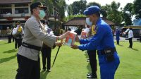 KAPOLRES Tabanan AKBP Mariochristy Panca Sakti Siregar menyerahkan APD kepada anggota Polres Tabanan dan jajaran polsek, serangkaian HUT ke-75 Brimob, Selasa (24/11/2020). Foto: ist KAPOLRES Tabanan AKBP Mariochristy Panca Sakti Siregar menyerahkan APD kepada anggota Polres Tabanan dan jajaran polsek, serangkaian HUT ke-75 Brimob, Selasa (24/11/2020). Foto: ist