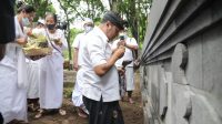 BUPATI Gianyar, Made Mahayastra, mendem dasar dan mendem pedagingan di bawah balai kulkul Pura Luhur Giri Salaka, Alas Purwo. Foto: ist BUPATI Gianyar, Made Mahayastra, mendem dasar dan mendem pedagingan di bawah balai kulkul Pura Luhur Giri Salaka, Alas Purwo. Foto: ist