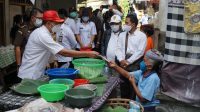 PJS. Bupati Karangasem, I Wayan Serinah; bersama Kadis Perindag, Camat Bebandem, dan jajaran Forum Komunikasi Pimpinan Daerah (Forkopimda) sosialisasi pencegahan penyebaran Covid-19 dengan wajib memakai masker, di Pasar Bebandem, Rabu (4/11/2020). Foto: nad PJS. Bupati Karangasem, I Wayan Serinah; bersama Kadis Perindag, Camat Bebandem, dan jajaran Forum Komunikasi Pimpinan Daerah (Forkopimda) sosialisasi pencegahan penyebaran Covid-19 dengan wajib memakai masker, di Pasar Bebandem, Rabu (4/11/2020). Foto: nad