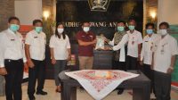 PEMKAB Tabanan mendapatkan bantuan CSR dari Bank BPD Bali berupa 3.000 paket beras, yang diterimakan dari Kepala Cabang BPD Tabanan I Gusti Ngurah Supardi kepada Sekda Tabanan I Gede Susila, Rabu (11/11/2020). Foto: ist PEMKAB Tabanan mendapatkan bantuan CSR dari Bank BPD Bali berupa 3.000 paket beras, yang diterimakan dari Kepala Cabang BPD Tabanan I Gusti Ngurah Supardi kepada Sekda Tabanan I Gede Susila, Rabu (11/11/2020). Foto: ist