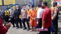 KAPOLSEK Baturiti AKP Fachmi Hamdani saat merilis kasus perbuatan cabul, berikut seorang tersangka dan sejumlah barang bukti yang ada, Senin (9/11/2002). Foto: gap KAPOLSEK Baturiti AKP Fachmi Hamdani saat merilis kasus perbuatan cabul, berikut seorang tersangka dan sejumlah barang bukti yang ada, Senin (9/11/2002). Foto: gap