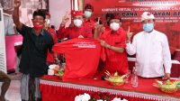 KELOMPOK tani, nelayan, tenun, dan UMKM di Karangasem deklarasi kemenangan paslon Gede Dana- Wayan Artha Dipa, Minggu (29/11/2020) di Sekretariat DPC PDIP Karangasem; didampingi Ketua DPD PDIP Bali, I Wayan Koster. Foto: ist KELOMPOK tani, nelayan, tenun, dan UMKM di Karangasem deklarasi kemenangan paslon Gede Dana- Wayan Artha Dipa, Minggu (29/11/2020) di Sekretariat DPC PDIP Karangasem; didampingi Ketua DPD PDIP Bali, I Wayan Koster. Foto: ist