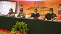KETUA Bawaslu Badung, Ketut Alit Astasoma, saat membuka sesi diskusi dalam rakor dengan melibatkan pengampu kepentingan dan kalangan media, yang diselenggarakan Bawaslu Badung di Kuta, Jumat (20/11/2020). Foto: hen KETUA Bawaslu Badung, Ketut Alit Astasoma, saat membuka sesi diskusi dalam rakor dengan melibatkan pengampu kepentingan dan kalangan media, yang diselenggarakan Bawaslu Badung di Kuta, Jumat (20/11/2020). Foto: hen