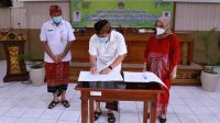 KEPALA Bidang Pengembangan Kualifikasi SDMK Berkelanjutan Kemenkes, dr. Ita Dahlia, menandatangani nota kesepakatan dengan Bupati Klungkung, Kamis (5/11/2020). Foto: ist KEPALA Bidang Pengembangan Kualifikasi SDMK Berkelanjutan Kemenkes, dr. Ita Dahlia, menandatangani nota kesepakatan dengan Bupati Klungkung, Kamis (5/11/2020). Foto: ist