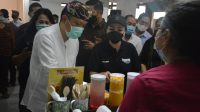 WALI Kota Denpasar, IB Rai Dharmawijaya Mantra; bersama IA Selly Dharmawijaya Mantra saat meninjau Gelar Produk Industri dan Perdagangan, Selasa (3/11/2020) di halaman Parkir Basement Gedung Dharma Negara Alaya. Foto: ist WALI Kota Denpasar, IB Rai Dharmawijaya Mantra; bersama IA Selly Dharmawijaya Mantra saat meninjau Gelar Produk Industri dan Perdagangan, Selasa (3/11/2020) di halaman Parkir Basement Gedung Dharma Negara Alaya. Foto: ist