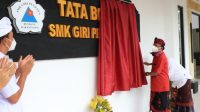 GUBERNUR Koster saat meresmikan gedung yang diperuntukkan Ruang Praktek Siswa Tata Boga SMK Giri Pendawa di Desa Nongan, Kabupaten Karangasem, Senin (30/11/2020). Foto: ist GUBERNUR Koster saat meresmikan gedung yang diperuntukkan Ruang Praktek Siswa Tata Boga SMK Giri Pendawa di Desa Nongan, Kabupaten Karangasem, Senin (30/11/2020). Foto: ist