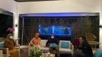 GUBERNUR NTB, Zulkieflimansyah, didampingi istri saat bertemu dengan Gubernur Jabar di rumah dinas Kang Emil di Bandung, Senin (30/11/2020). Foto: ist GUBERNUR NTB, Zulkieflimansyah, didampingi istri saat bertemu dengan Gubernur Jabar di rumah dinas Kang Emil di Bandung, Senin (30/11/2020). Foto: ist