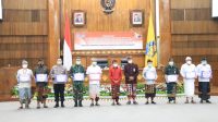GUBERNUR Koster didampingi Kakanwil DJPb Bali berfoto bersama dengan perwakilan penerima DIPA di Denpasar, Kamis (26/11/2020). Foto: ist GUBERNUR Koster didampingi Kakanwil DJPb Bali berfoto bersama dengan perwakilan penerima DIPA di Denpasar, Kamis (26/11/2020). Foto: ist